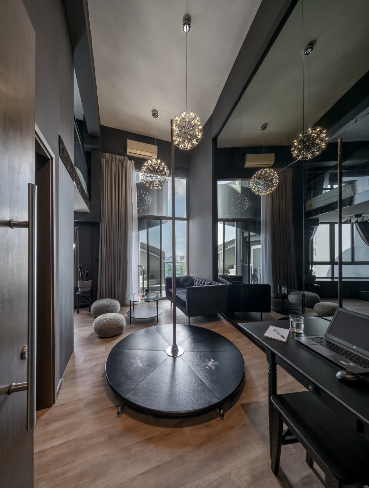 Studio Penthouse — Dark Contemporary